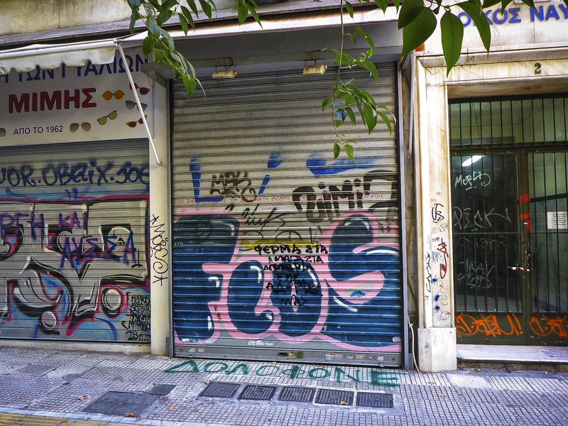 Εγραψαν απειλητικά συνθήματα στο γραφείο του δικηγόρου του κοσμηματοπώλη της Ομόνοιας [εικόνες] | iefimerida.gr 1