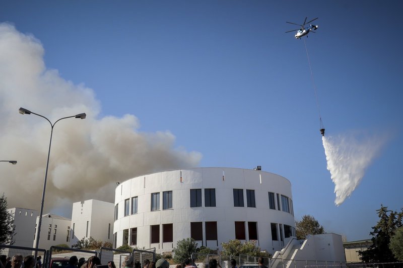 Τονίζοντας πως έχουν καεί όλα του τα πράγματα από την πυρκαγιά, ακόμη και το λαπτοπ που ήταν χρήσιμο για την σχολή του, ο φοιτητής αναφέρει στην επιστολή του πως όχι μόνο ζει με ψίχουλα, καθώς δεν έχει πάρει ούτε 1 ευρώ ως αποζημίωση.