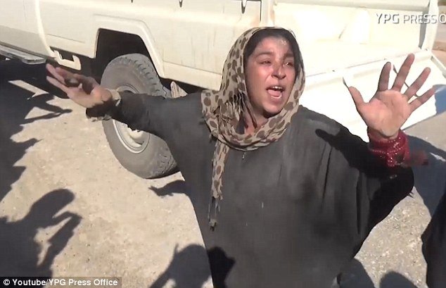 Σύρια σκίζει και πετάει την μπούργκα της μετά την απελευθέρωση της Ράκα από τo ΙSIS [βίντεο] | iefimerida.gr 2