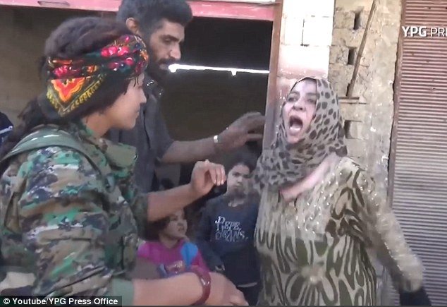 Σύρια σκίζει και πετάει την μπούργκα της μετά την απελευθέρωση της Ράκα από τo ΙSIS [βίντεο] | iefimerida.gr 1