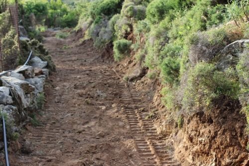Σοκ στη Νάξο: Ασυνείδητος ιδιώτης κατέστρεψε το ιερό μονοπάτι του Ζα [εικόνες] | iefimerida.gr 1