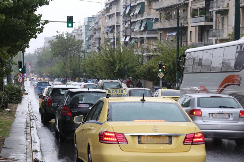 Σε κάποιους δρόμους πραγματικά τα οχήματα πήγαιναν σημειωτόν