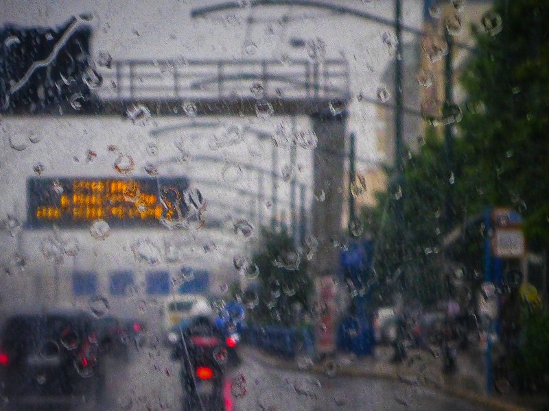 Η βροχή οδήγησε πολλούς να επιλέξουν το ΙΧ τους και όχι τα ΜΜΜ