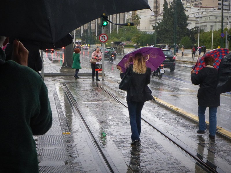 Η ομπρέλα απαραίτητο αξεσουάρ της ημέρας