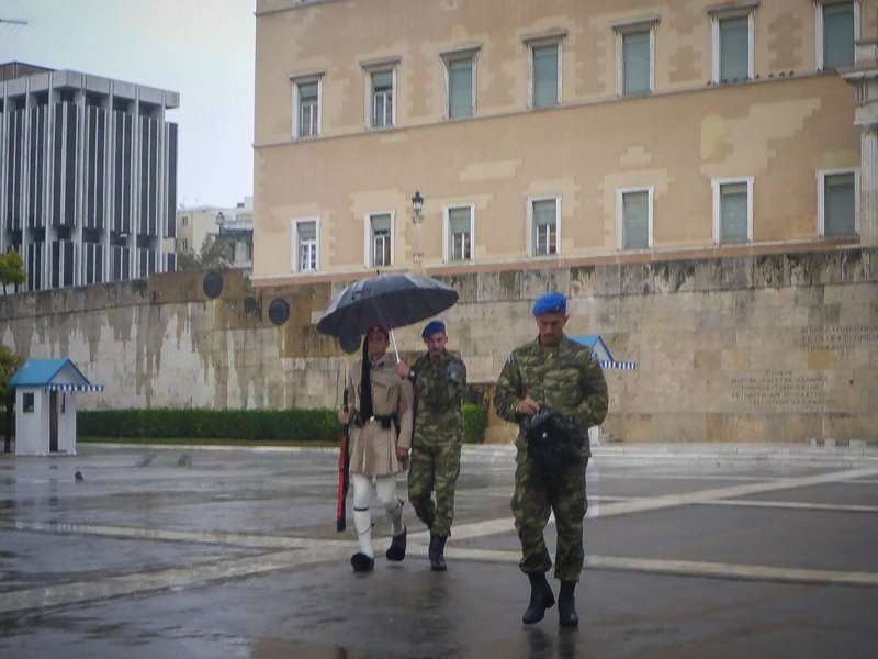 Αδιάβροχα, μπουφάν, ομπρέλες, μπότες -Οι Αθηναίοι κατέβασαν άρον άρον τα χειμωνιάτικά τους [εικόνες] | iefimerida.gr 17