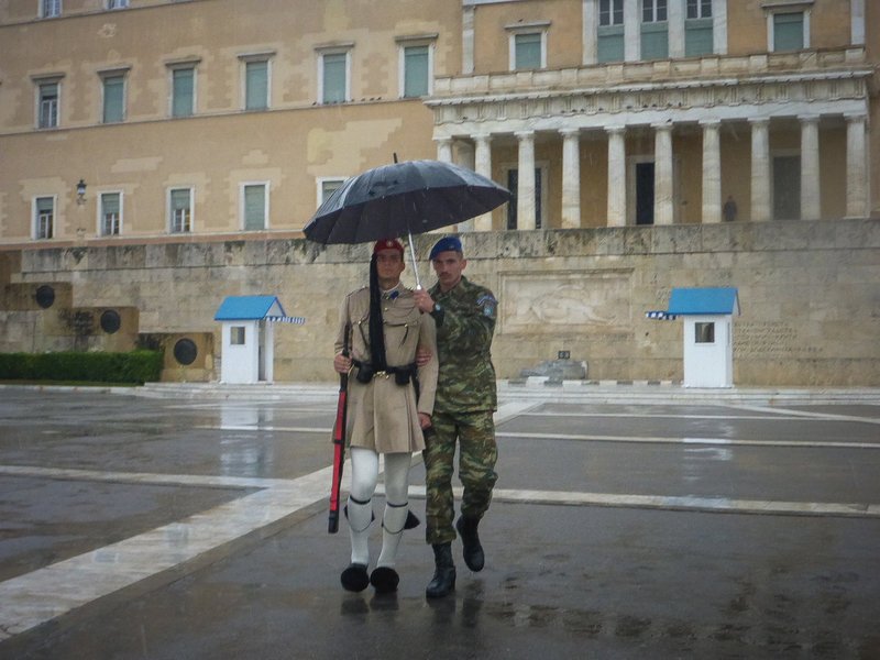 Και στην αλλαγή στο Σύνταγμα χρειάστηκαν ομπρέλα