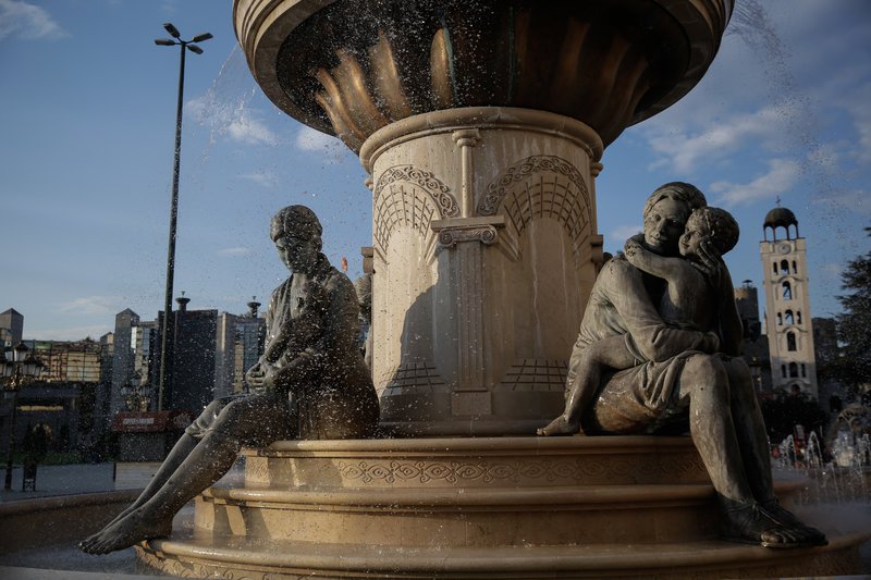 Απροσπέραστα δεν μένουν και τα δεκάδες αγάλματα στην καρδιά της πρωτεύουσας και συγκεκριμένα τα δύο τεράστια αγάλματα του «Μέγα Αλέξανδρου», το ένα στο αεροδρόμιο των Σκοπίων και το άλλο στην πλατεία.