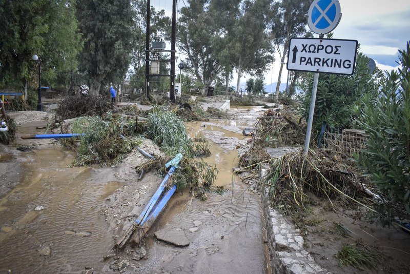 13 συνεργεία της Πυροσβεστικής εργάζονται στο Άργος και στην Νέα Κίο για αντλήσεις υδάτων