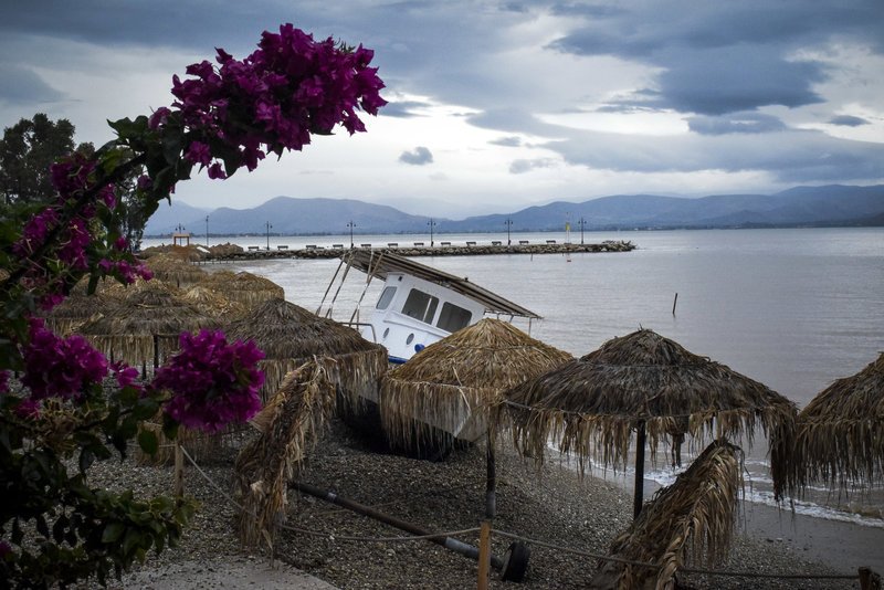 Βάρκες βγήκαν στη στεριά