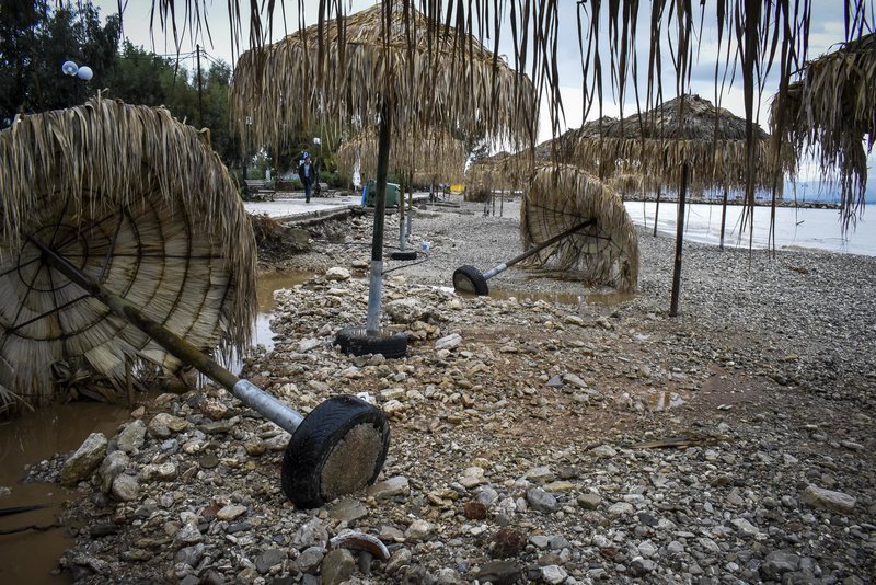 Εικόνες καταστροφης στην παραλία