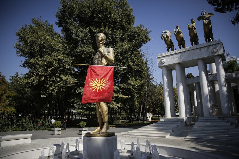 Μάλιστα η «ανανέωση» της πόλης πριν περίπου 8 χρόνια μπορεί να έκανε και τα πράγματα χειρότερα, καθώς όλα όσα προστέθηκαν στην πλατεία των Σκοπίων αποτέλεσαν και τον λόγο που οι travel advisors λένε τα χειρότερα για την πόλη.