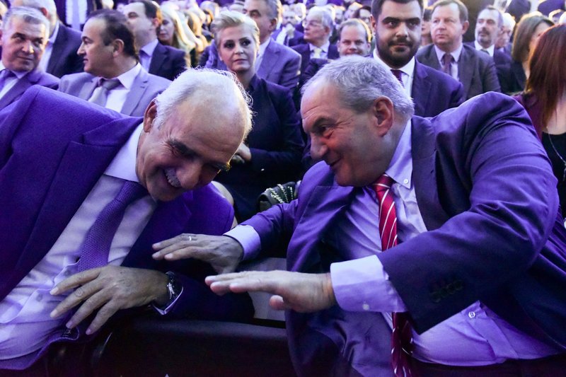 Ιδιαίτερα ευδιάθετοι ήταν ο Ευάγγελος Μεϊμαράκης και ο Κώστας Καραμανλής