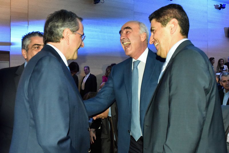 Πολλά χαμόγελα στο πηγαδάκι του Αντώνη Σαμαρά με τον Ευάγγελο Μεϊμαράκη και τον Λευτέρη Αυγενάκη