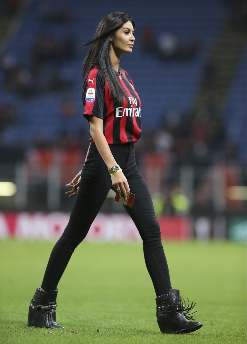 Η σέξι οπαδός της Μίλαν που... κόλασε τους φιλάθλους μετά το ματς με τον Ολυμπιακό [εικόνες] | iefimerida.gr 1
