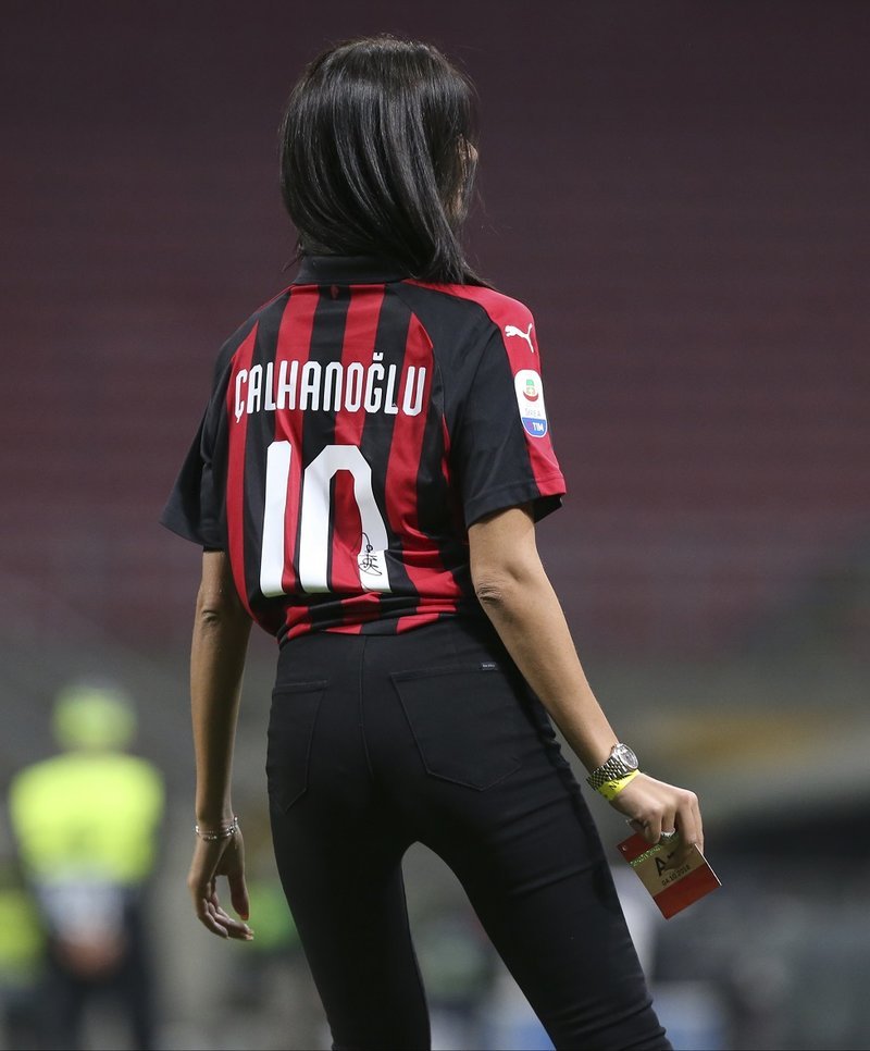 Η σέξι οπαδός της Μίλαν που... κόλασε τους φιλάθλους μετά το ματς με τον Ολυμπιακό [εικόνες] | iefimerida.gr 0