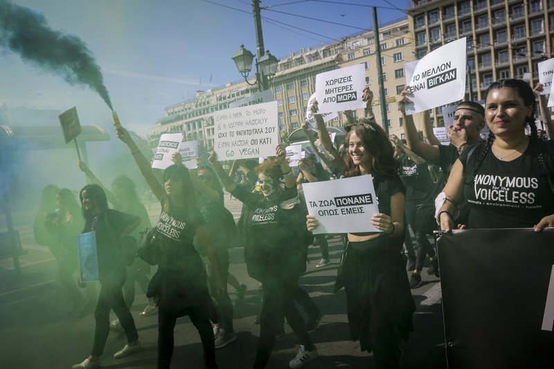 Με πλακάτ και χρωματιστούς καπνούς στον δρόμο