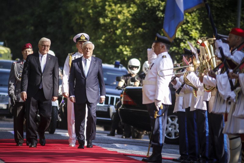 Στο κόκκινο χαλί λίγο πριν μπουν στο Προεδρικό Μέγαρο