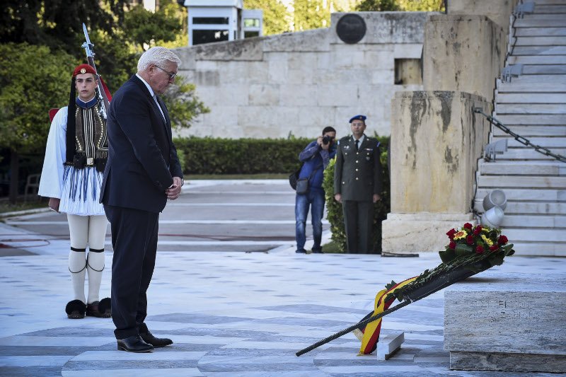 Κατέθεσε στεφάνι στον Αγνωστο Στρατιώτη, φωτογραφία: EUROKINISSI/ΤΑΤΙΑΝΑ ΜΠΟΛΑΡΗ