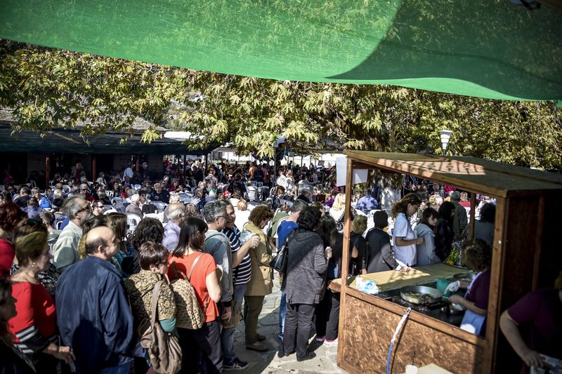 Στους επισκέπτες προσφέρθηκαν κάστανα (ψητά και βραστά), τηγανίτες