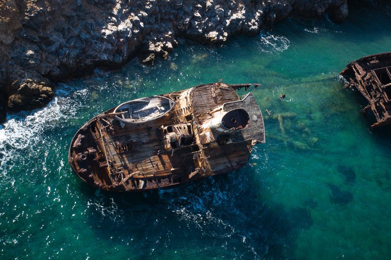 Είναι εκεί μισοβυθισμένο από το 1980 και προκαλεί δέος από την πρώτη ματιά