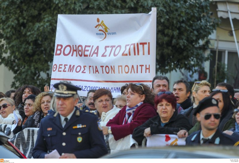 Η διαμαρτυρία έγινε έξω από το Ναό, κατα την ώρα της επίσημης δοξολογίας για τον Αγιο Δημήτριο