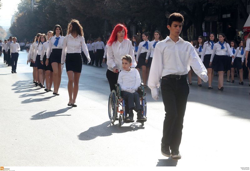 Η μαθητική παρέλαση στη Θεσσαλονίκη: Μίνι φούστες, η Νοτοπούλου και το τούλινο φόρεμα της Πατουλίδου [εικόνες] | iefimerida.gr 19
