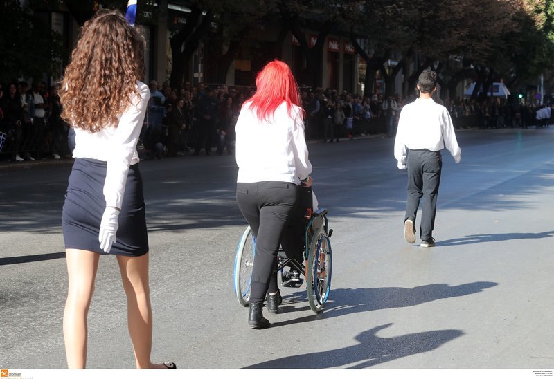 Η μαθητική παρέλαση στη Θεσσαλονίκη: Μίνι φούστες, η Νοτοπούλου και το τούλινο φόρεμα της Πατουλίδου [εικόνες] | iefimerida.gr 18