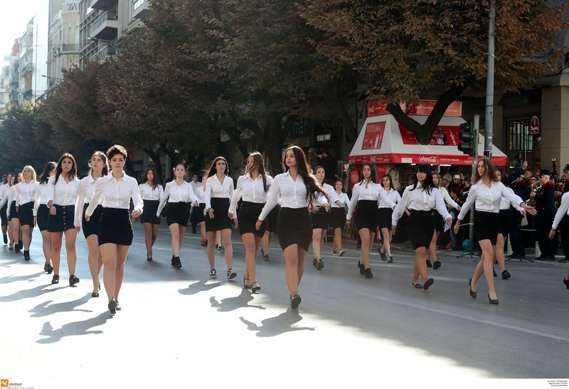 Η μαθητική παρέλαση στη Θεσσαλονίκη: Μίνι φούστες, η Νοτοπούλου και το τούλινο φόρεμα της Πατουλίδου [εικόνες] | iefimerida.gr 16