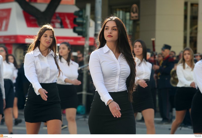 Η μαθητική παρέλαση στη Θεσσαλονίκη: Μίνι φούστες, η Νοτοπούλου και το τούλινο φόρεμα της Πατουλίδου [εικόνες] | iefimerida.gr 15