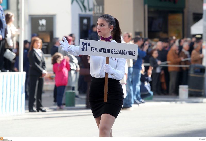 Η μαθητική παρέλαση στη Θεσσαλονίκη: Μίνι φούστες, η Νοτοπούλου και το τούλινο φόρεμα της Πατουλίδου [εικόνες] | iefimerida.gr 14
