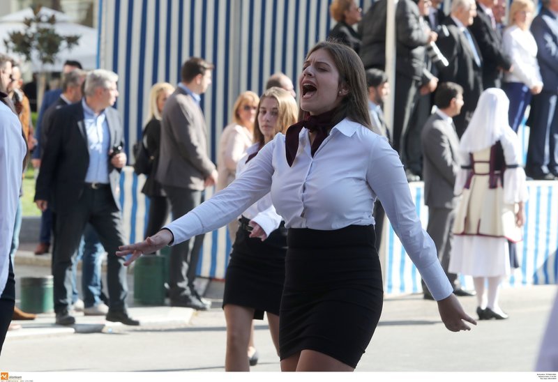 Η μαθητική παρέλαση στη Θεσσαλονίκη: Μίνι φούστες, η Νοτοπούλου και το τούλινο φόρεμα της Πατουλίδου [εικόνες] | iefimerida.gr 11