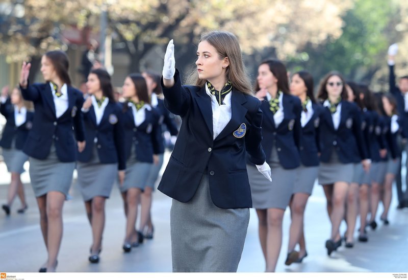 Η μαθητική παρέλαση στη Θεσσαλονίκη: Μίνι φούστες, η Νοτοπούλου και το τούλινο φόρεμα της Πατουλίδου [εικόνες] | iefimerida.gr 10