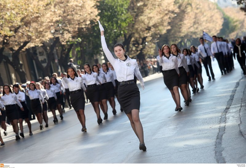 Η μαθητική παρέλαση στη Θεσσαλονίκη: Μίνι φούστες, η Νοτοπούλου και το τούλινο φόρεμα της Πατουλίδου [εικόνες] | iefimerida.gr 9