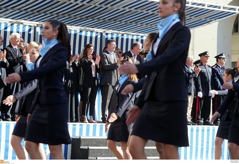 Η μαθητική παρέλαση στη Θεσσαλονίκη: Μίνι φούστες, η Νοτοπούλου και το τούλινο φόρεμα της Πατουλίδου [εικόνες] | iefimerida.gr 8