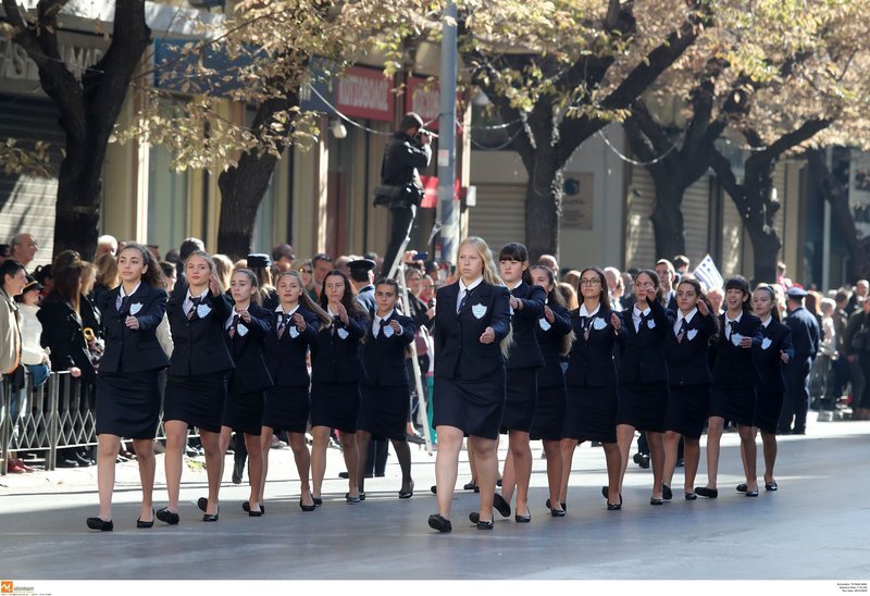 Η μαθητική παρέλαση στη Θεσσαλονίκη: Μίνι φούστες, η Νοτοπούλου και το τούλινο φόρεμα της Πατουλίδου [εικόνες] | iefimerida.gr 7