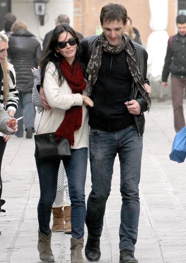 Ιέρεια των ...κούγκαρ η «Μόνικα» από τα Φιλαράκια -Φιλιέται δημοσίως με τον κατά 12 χρόνια νεότερό της σύντροφο [εικόνες] | iefimerida.gr 1