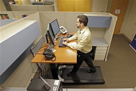 Τέρμα οι καρέκλες στα γραφεία – Οι Αμερικανοί κάνουν διάδρομο ή ποδήλατο όσο δουλεύουν στον υπολογιστή [εικόνες] | iefimerida.gr 3
