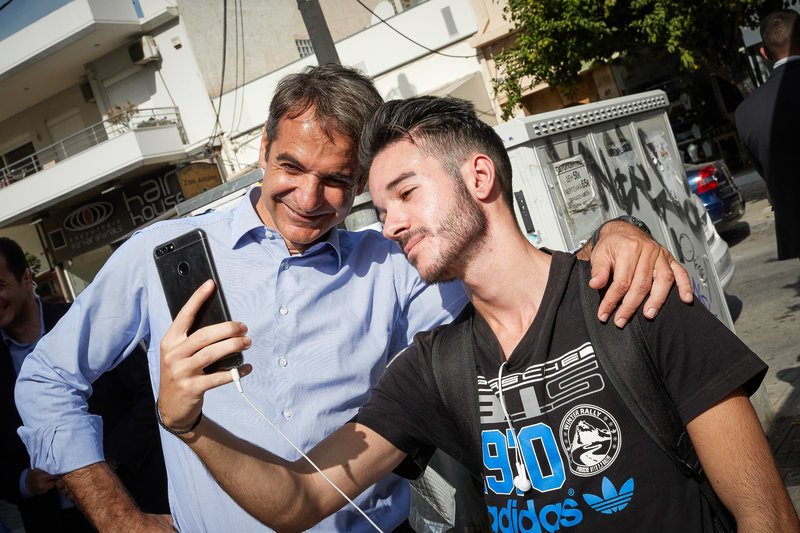 Χαμόγελα και σέλφι με νεαρό