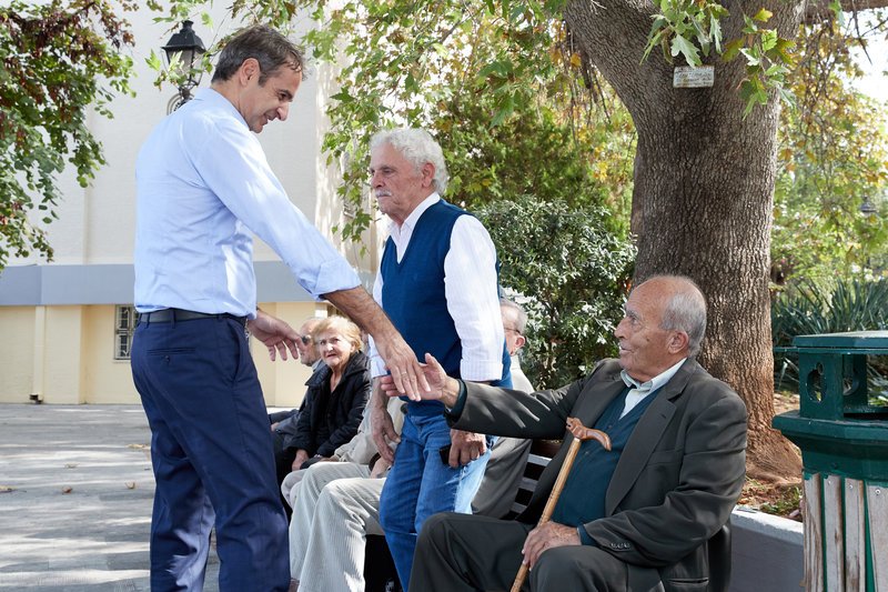 Χειραψίες με ηλικιωμένους στην πλατεία του Μοσχάτου