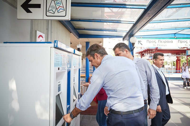 Στον σταθμό του ΗΣΑΠ σε αυτόματο μηχάνημα πώλησης εισιτηρίων
