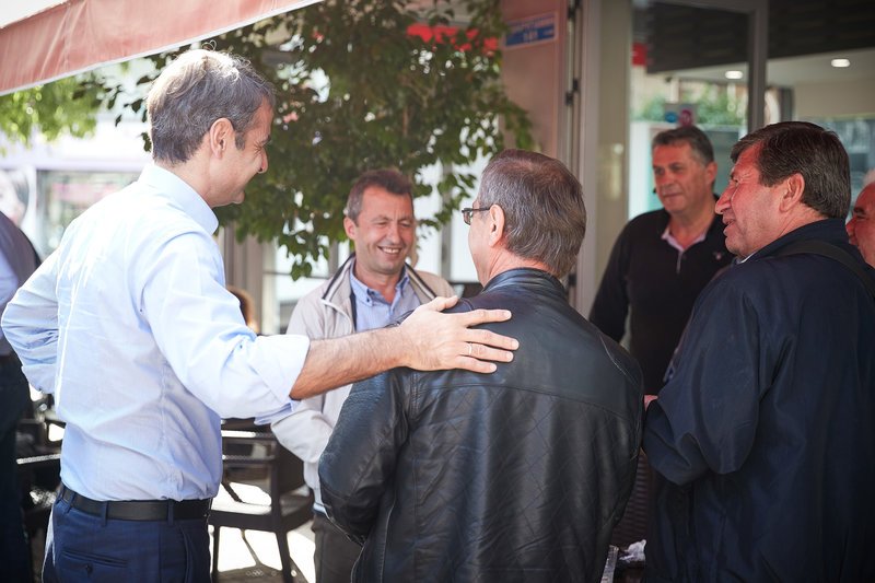 Η βόλτα του Μητσοτάκη στο Μοσχάτο -Ποδοσφαιράκι, σέλφις και παζάρια σε κουρείο για τον Χατζηδάκη [εικόνες] | iefimerida.gr 4