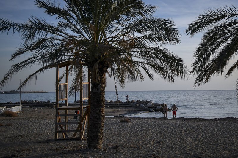 Θάλασσα λάδι, θερμοκρασίες υψηλές για την εποχή /Φωτογραφία: Eurokinissi