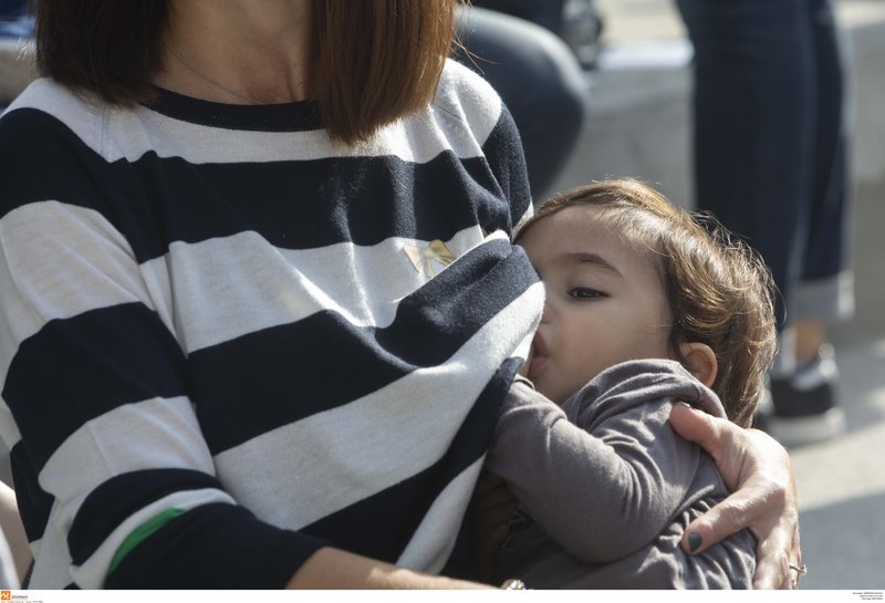 Πολλές μάλιστα πόζαραν στον φακό την ώρα του θηλασμού....