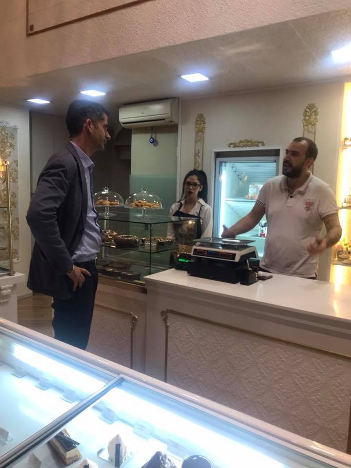 Η βόλτα Μπακογιάννη στις πλατείες Κολιάτσου και Αμερικής -Μίλησε με κατοίκους και επαγγελματίες [εικόνες] | iefimerida.gr 10