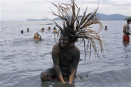 Χορός στη λάσπη -Το πιο... βρώμικο πάρτι του καρναβαλιού στη Βραζιλία [εικόνες] | iefimerida.gr 8