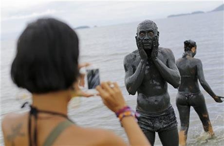 Χορός στη λάσπη -Το πιο... βρώμικο πάρτι του καρναβαλιού στη Βραζιλία [εικόνες] | iefimerida.gr 0