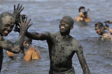 Χορός στη λάσπη -Το πιο... βρώμικο πάρτι του καρναβαλιού στη Βραζιλία [εικόνες] | iefimerida.gr 3