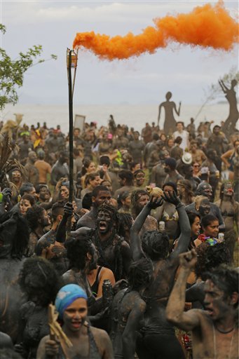 Χορός στη λάσπη -Το πιο... βρώμικο πάρτι του καρναβαλιού στη Βραζιλία [εικόνες] | iefimerida.gr 2