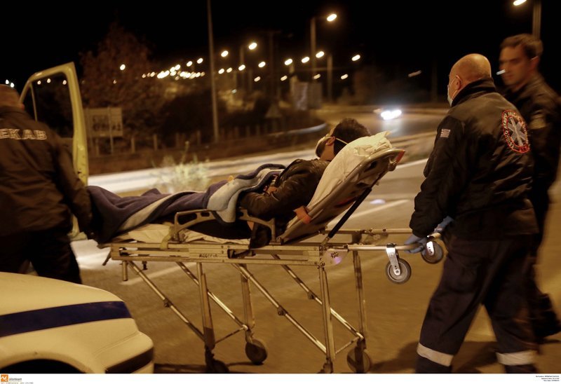 Θεσσαλονίκη: Μετωπική νταλίκας με βαν που μετέφερε πρόσφυγες -Eνας νεκρός, 20 τραυματίες [εικόνες & βίντεο] | iefimerida.gr 9