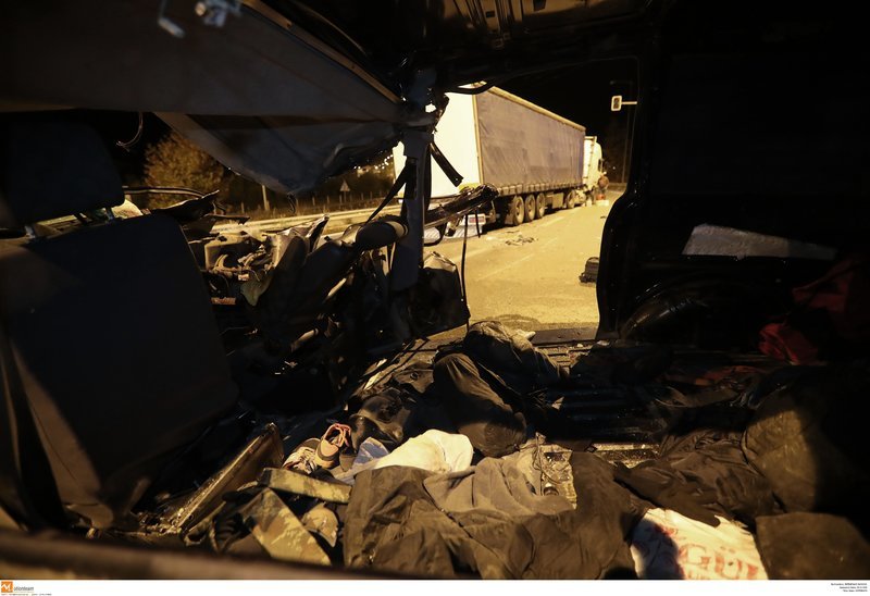 Θεσσαλονίκη: Μετωπική νταλίκας με βαν που μετέφερε πρόσφυγες -Eνας νεκρός, 20 τραυματίες [εικόνες & βίντεο] | iefimerida.gr 6